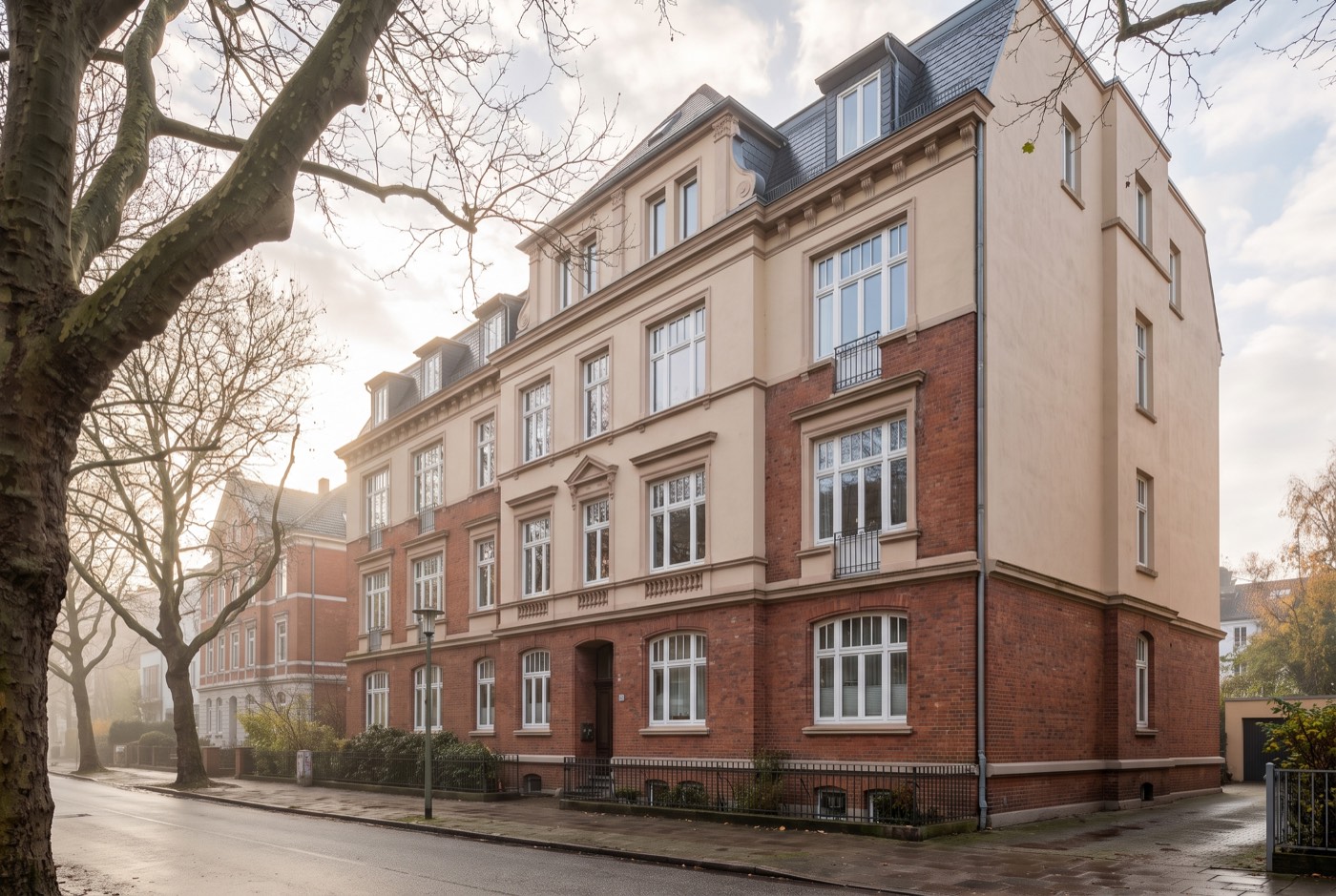 Gepflegtes Altbau-Mehrfamilienhaus in Hamburg im Morgenlicht – Immobilienwert als Grundlage der Kapitalbeschaffung